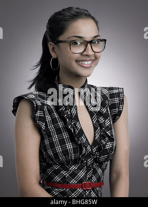 Porträt einer jungen Frau mit Brille Stockfoto