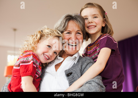 Oma und Enkel umarmt Stockfoto