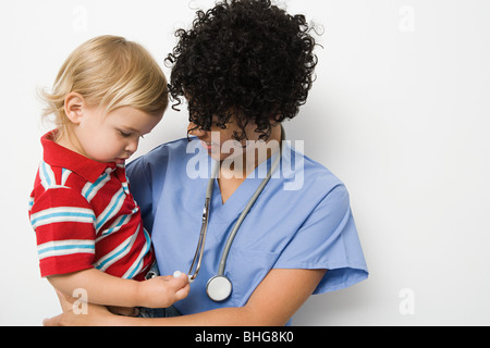 Krankenschwester Holding Kleinkind Stockfoto