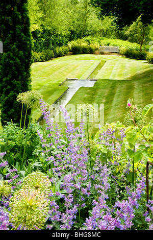 Eine zeitgenössische Wasserspiel oder Rill in einem großen englischen Country-Garten Stockfoto