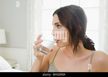Junge Frau Trinkwasser Stockfoto