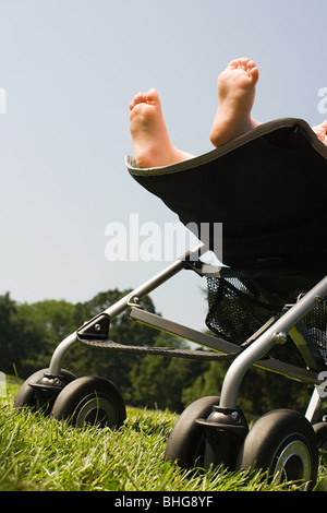 Füße des Babys im Kinderwagen Stockfoto