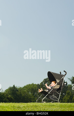 Baby im Kinderwagen im park Stockfoto
