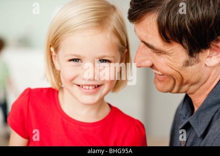 Vater und Tochter lächelnd Stockfoto