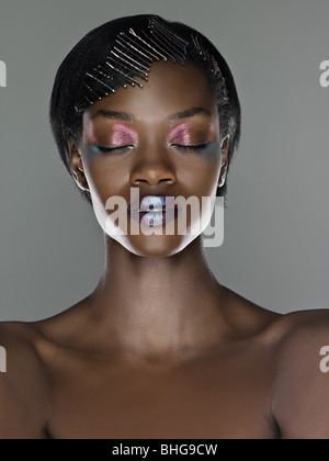 Junge Frau mit Haarspangen im Haar Stockfoto