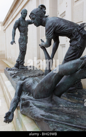 Ian Rank-Broadley Skulptur inmitten der Armed Forces Memorial in The National Memorial Aboretum in Stäben, England. Stockfoto