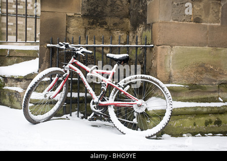 Fahrrad, die steinerne Wand gelehnt, Warwick Stockfoto