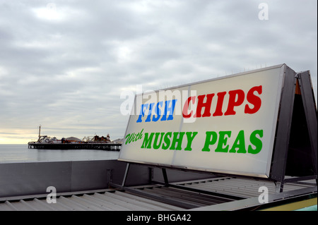 Melden Sie für Fish &amp; Chips an Brighton Strandpromenade UK Stockfoto