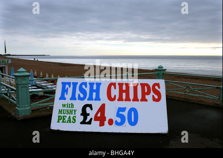 Schild für Fish and Chips entlang der Brighton Seafront UK 2010 Stockfoto