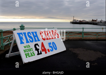 Schild für Fish and Chips entlang Brighton Seafront UK - 2010 Stockfoto