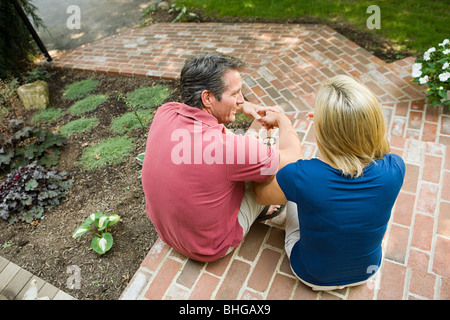 Paar im Garten Stockfoto