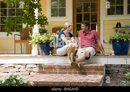Paar auf Veranda Stockfoto