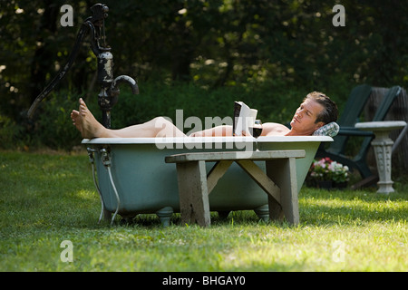 Mann in der Badewanne im freien Stockfoto