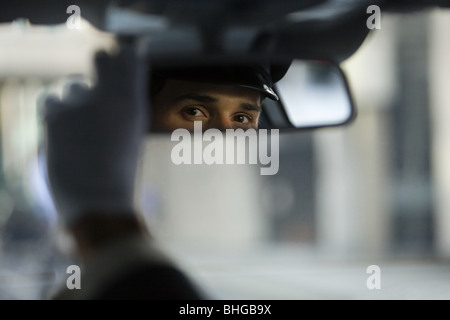 Chauffeur, Blick in den Rückspiegel Stockfoto