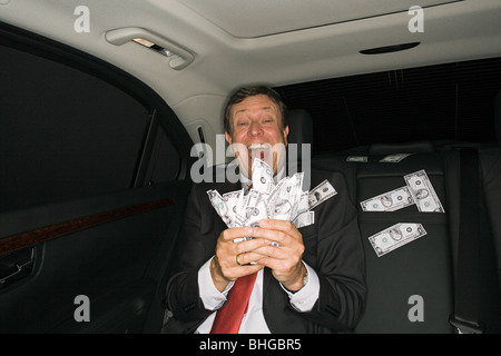 Geschäftsmann Geldzählen in einem Auto Stockfoto