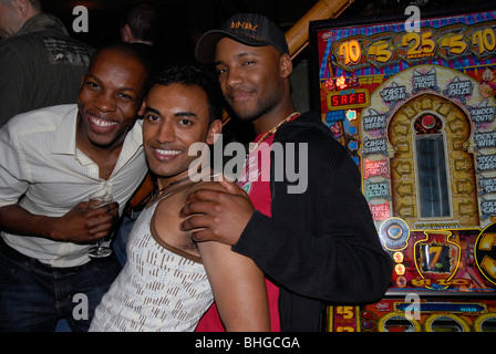 Tanz & Geselligkeit im Bar/Pub in Süd-London Stockfoto