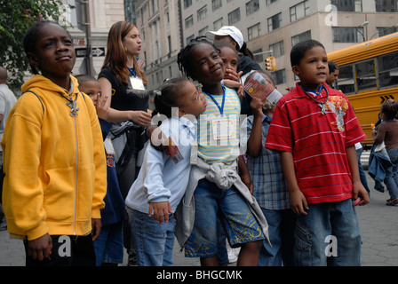 New York City School Kinder warten auf Bus zum nach Hause nehmen Stockfoto