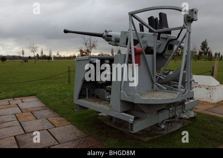 Dem zweiten Weltkrieg Bofors Gun, befindet sich in der defensiv ausgestattet Kaufmann Schiffe Gedenkstätte an das National Memorial Arboretum. Stockfoto