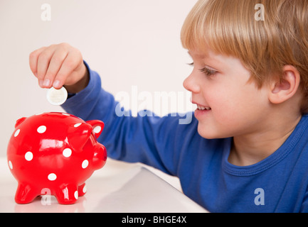 Junge, Geld zu sparen Stockfoto