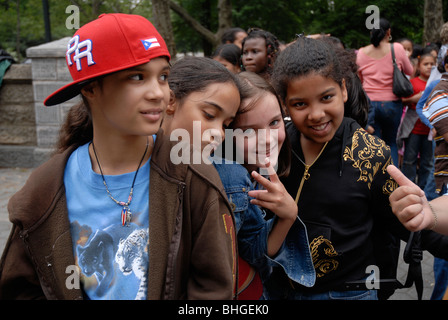 New York City School Kinder warten auf Bus zum nach Hause nehmen Stockfoto