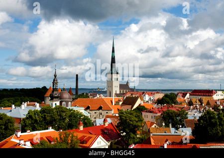 Blick auf St. Olavs Kirche und die umliegenden Dächer, Tallinn, Estland Stockfoto