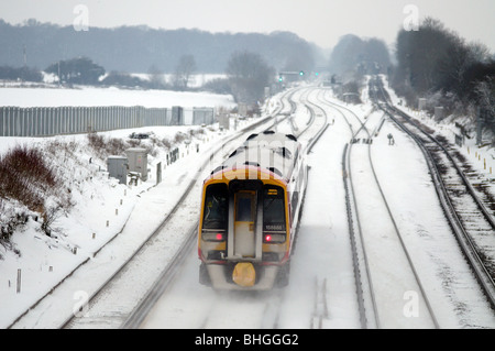 Zug vorbeifährt Basingstoke, bewegt durch Schnee auf der Bahnstrecke London-Weymouth. Stockfoto