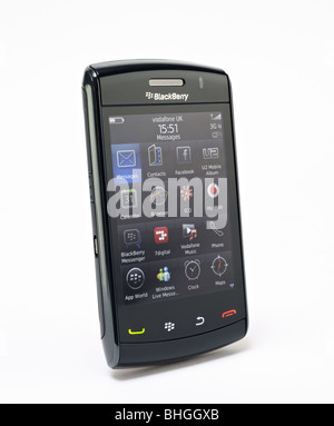 BlackBerry Storm 2 Handy PDA Ausschneiden auf weißem Hintergrund mit Beschneidungspfad. Stockfoto