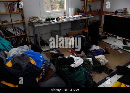 Sehr unordentlichen Zimmer eines Teenagers mit Kleidung auf dem Boden. Stockfoto