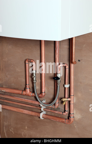 Neue Kupfer Rohrleitungen für einen Brennwertkessel Stockfoto