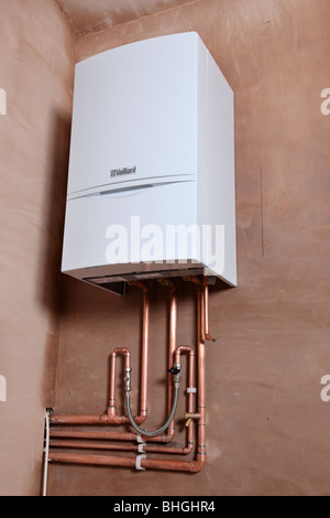 Installation von einem neuen Brennwertkessel Vaillant Ecotech 637. Stockfoto