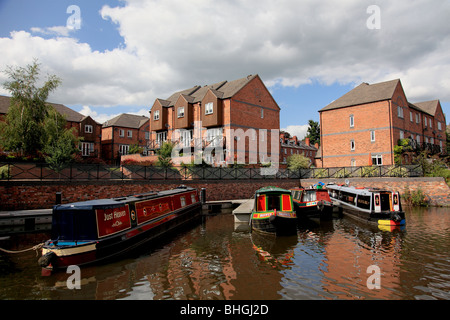 Roundhill Wharf Liegeplätze und Canalside Apartments, Staffordshire und Worcestershire Kanal, Kidderminster, Worcestershire Stockfoto