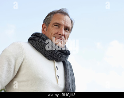Porträt von einem zuversichtlich aussehender Mann Stockfoto
