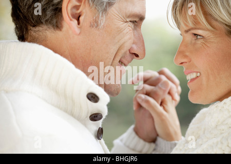 Applying paar Hand in Hand Stockfoto