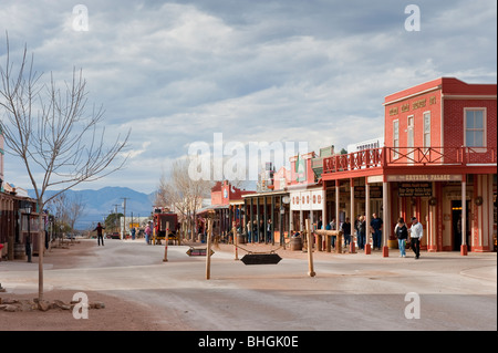 Tombstone, Arizona - restaurierte Gebäude säumen die Hauptstraße von Tombstone. Stockfoto