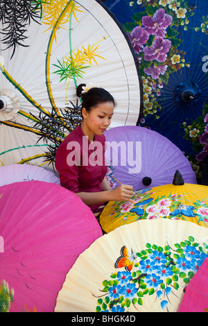 Asiatische Unternehmen. Weibliche Maler Malerei Sonnenschirm Designs an, Bor Bo Sang Umbrella Factory Dorf, Sankampaeng Road, Chiang Mai, Nordthailand Stockfoto