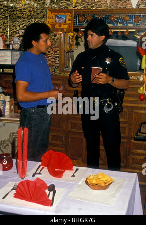 Hispanische Menschen erwachsener Mann männlicher Polizist unter Anweisung in der Mission District San Francisco Kalifornien USA Stockfoto