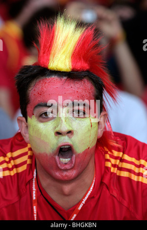 Einem spanischen Fächer mit einem gemalten Gesicht auf der Tribüne während der Weltmeisterschaft 2006 Stockfoto