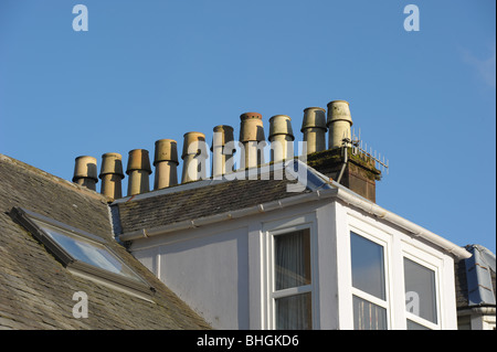 Reihe der Schornstein Töpfe auf dem Dach Reihenhäuser in Kirkcudbright, Schottland Stockfoto