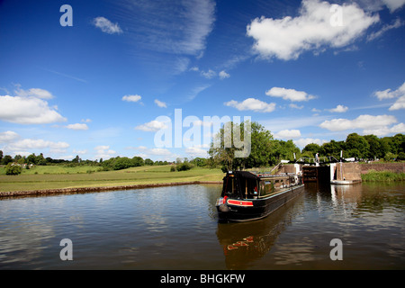 Narrowboat Cruisen durch Knowle sperrt, Grand Union Canal, Warwickshire neben offenen Landschaft Stockfoto