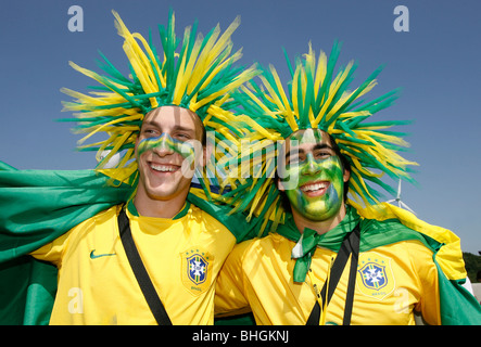 Brasilianischen Fans außerhalb eines Stadions während der Weltmeisterschaft 2006 Stockfoto