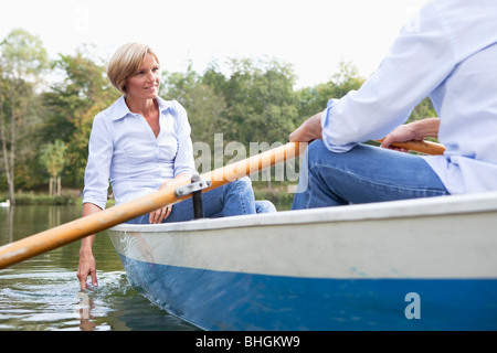 Applying paar in einem Ruderboot Stockfoto