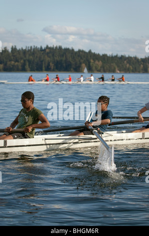 Mädchen Junior 8 + Rudern Praxis. Stockfoto