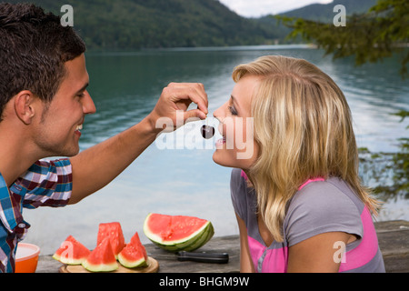 Ein junges Paar mit einem Picknick an einem See Stockfoto
