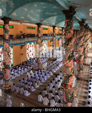 Gebet-Sitzung, Menschen, Cao Dai große Tempel, Tay Ninh, Vietnam Stockfoto