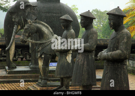 Vietnam, Hue, Grab von Kaiser Khai Dinh, Innenhof mit Ehre, Statuen Stockfoto