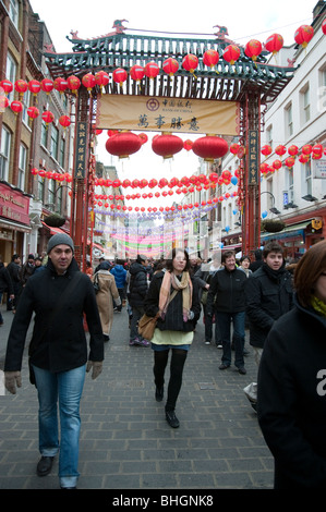 Chinatown, London Laternen schmücken einer belebten Straße in Vorbereitung des chinesischen Neujahrsfestes, UK, 13.02.2010 Stockfoto