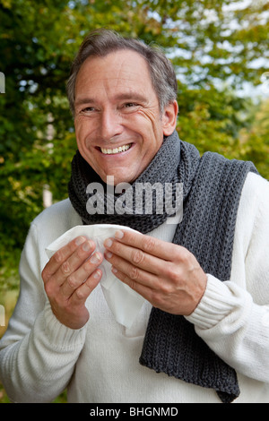 Im mittleren Alter Mann mit Schal und Gewebe Stockfoto