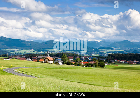 Dorf von Schleedorfer in den Salzburger Bergen mit Blick auf die Österreichische Alpen, Österreich, Europa Stockfoto