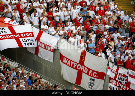 England-Fans mit ihren Fahnen auf der Tribüne während der Weltmeisterschaft 2006 Stockfoto