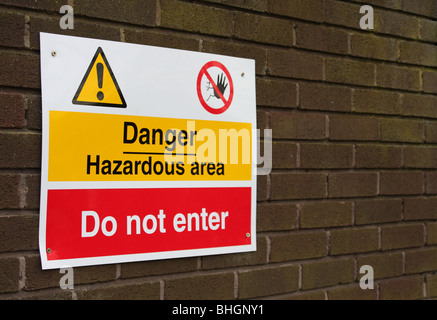 Ein Warnschild Warnung an einem Gebäude in Großbritannien. Stockfoto